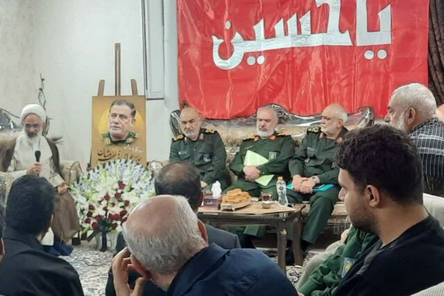 حضور فرمانده کل سپاه در منزل شهید نیلفروشان حضور فرمانده کل سپاه در منزل شهید نیلفروشان