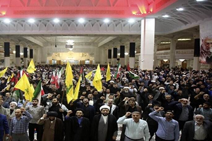 فیلم | مداحی حماسی در اجتماع «لبیک یا خامنه‌ای» در حرم بانوی کرامت