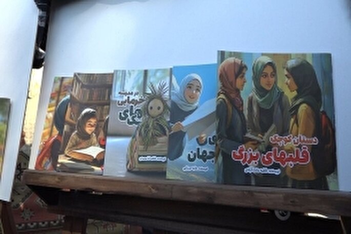13 عنوان کتاب در حاجی‌آباد رونمایی شد