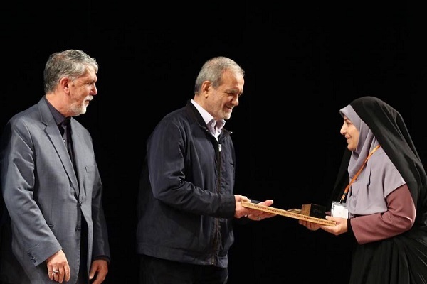 تجلیل از برترینهای حوزه کتاب/ اهدای قرآن به رئیسجمهور و عضویت او در کتابخانه تجلیل از برترینهای حوزه کتاب/ اهدای قرآن به رئیسجمهور و عضویت او در کتابخانه