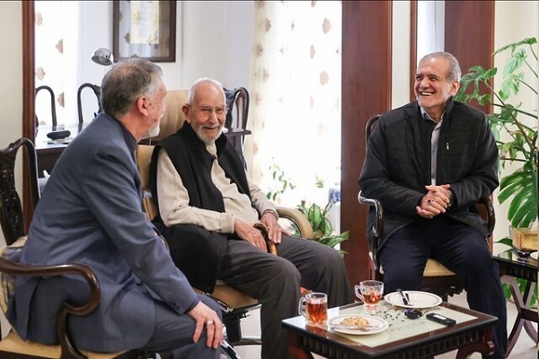 دیدار پزشکیان و وزیر فرهنگ با محمدعلی موحد دیدار پزشکیان و وزیر فرهنگ با محمدعلی موحد