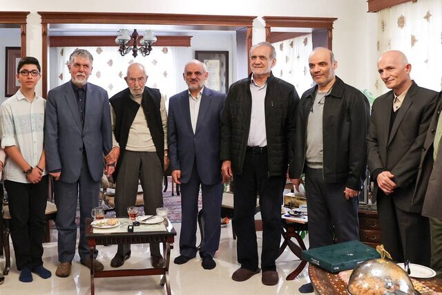 آدم از آقای پزشکیان رایحه صداقت استشمام می‌کند