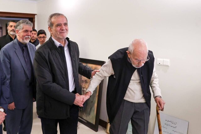 آدم از آقای پزشکیان رایحه صداقت استشمام می‌کند