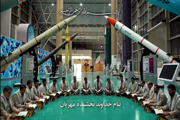 تلاوت جمعی اعضای گروه مدیحه‌سرایی محمد رسول‌الله (ص) + فیلم