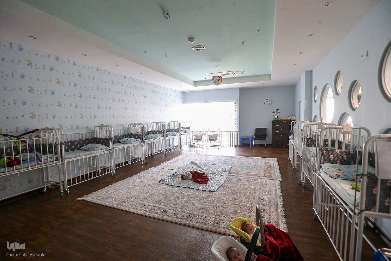 آغوشهای امن برای فرشتههای بیسرپرست آغوشهای امن برای فرشتههای بیسرپرست