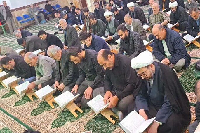 کرسی تلاوت قرآن به یاد شهدای مقاومت در الیگودرز  برگزار شد + عکس