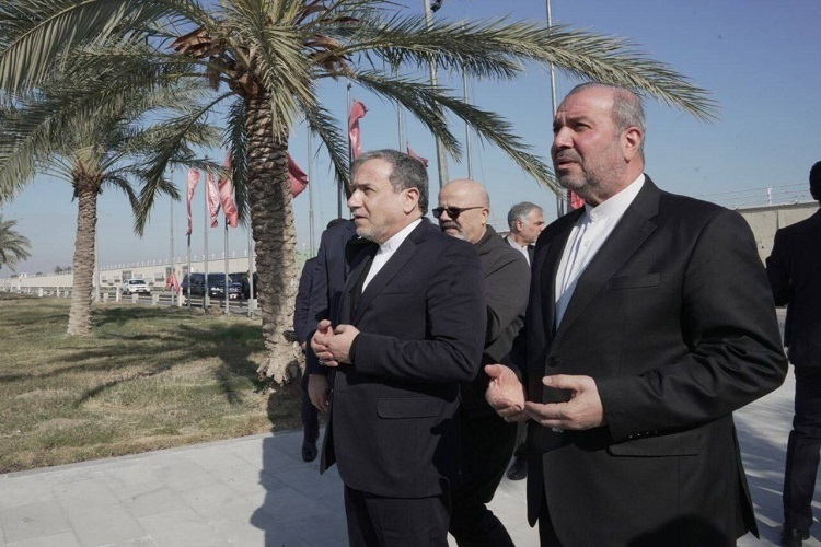 ادای احترام عراقچی به یادمان فرماندهان شهید مقاومت ادای احترام عراقچی به یادمان فرماندهان شهید مقاومت