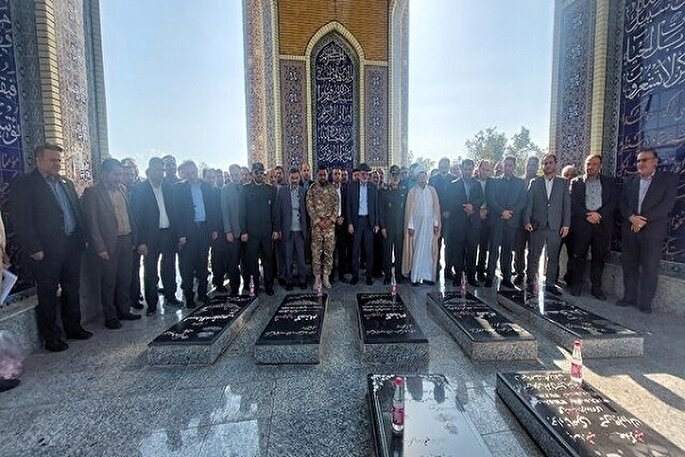 ادای احترام جهادگران جهاددانشگاهی به مقام شامخ شهدای جزیره بوموسی