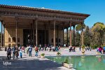 بازدید مسافران نوروزی از کاخ چهلستون اصفهان