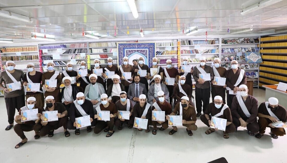 تجلیل آستان حسینی از زندانیان حافظ قرآن در عراق + عکس