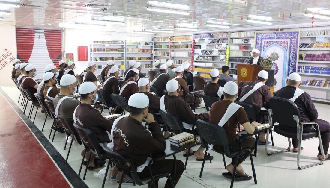 تجلیل آستان حسینی از زندانیان حافظ قرآن در عراق + عکس