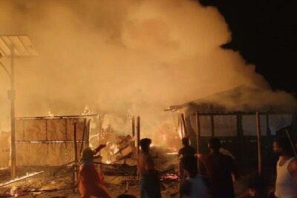 آتشسوزی در اردوگاه مسلمانان آواره روهینگیایی در بنگلادش + عکس آتشسوزی در اردوگاه مسلمانان آواره روهینگیایی در بنگلادش + عکس