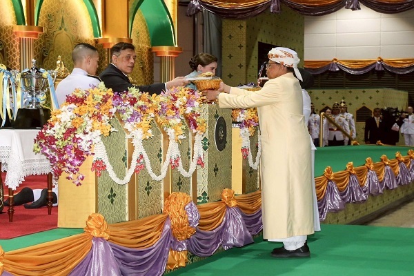 افتتاح جشنواره مولود النبی (ص) تایلند توسط پادشاه و ملکه تایلند افتتاح جشنواره مولود النبی (ص) تایلند توسط پادشاه و ملکه تایلند