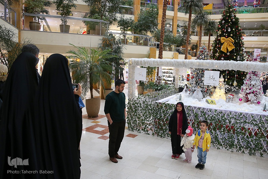 چرا جوان ایرانی، غافل از گنجینههای هویتی به کاجِ کریسمس پناه میبرد چرا جوان ایرانی، غافل از گنجینههای هویتی به کاجِ کریسمس پناه میبرد