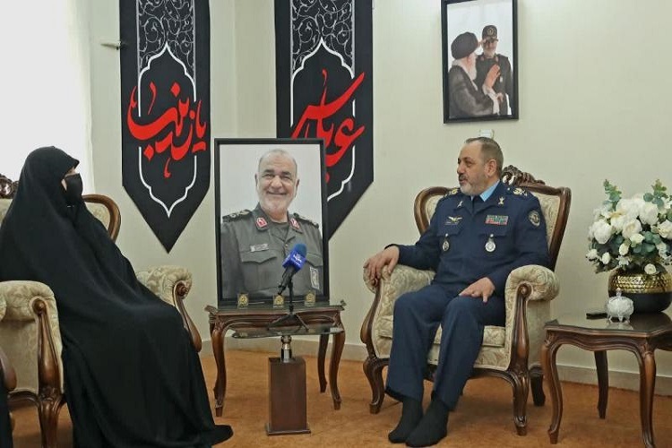 وزیر دفاع در دیدار خانواده شهید سلامی