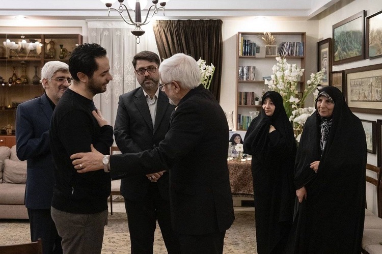 دیدار عارف با خانواده مرحوم اشرف بروجردی