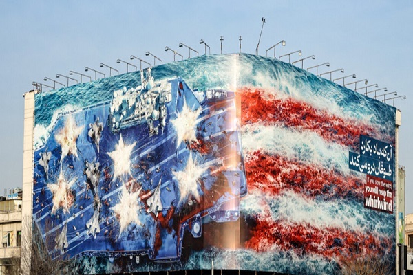 پاسخ دیوارنگاره میدان انقلاب به حضور ناو هواپیمابر آمریکایی