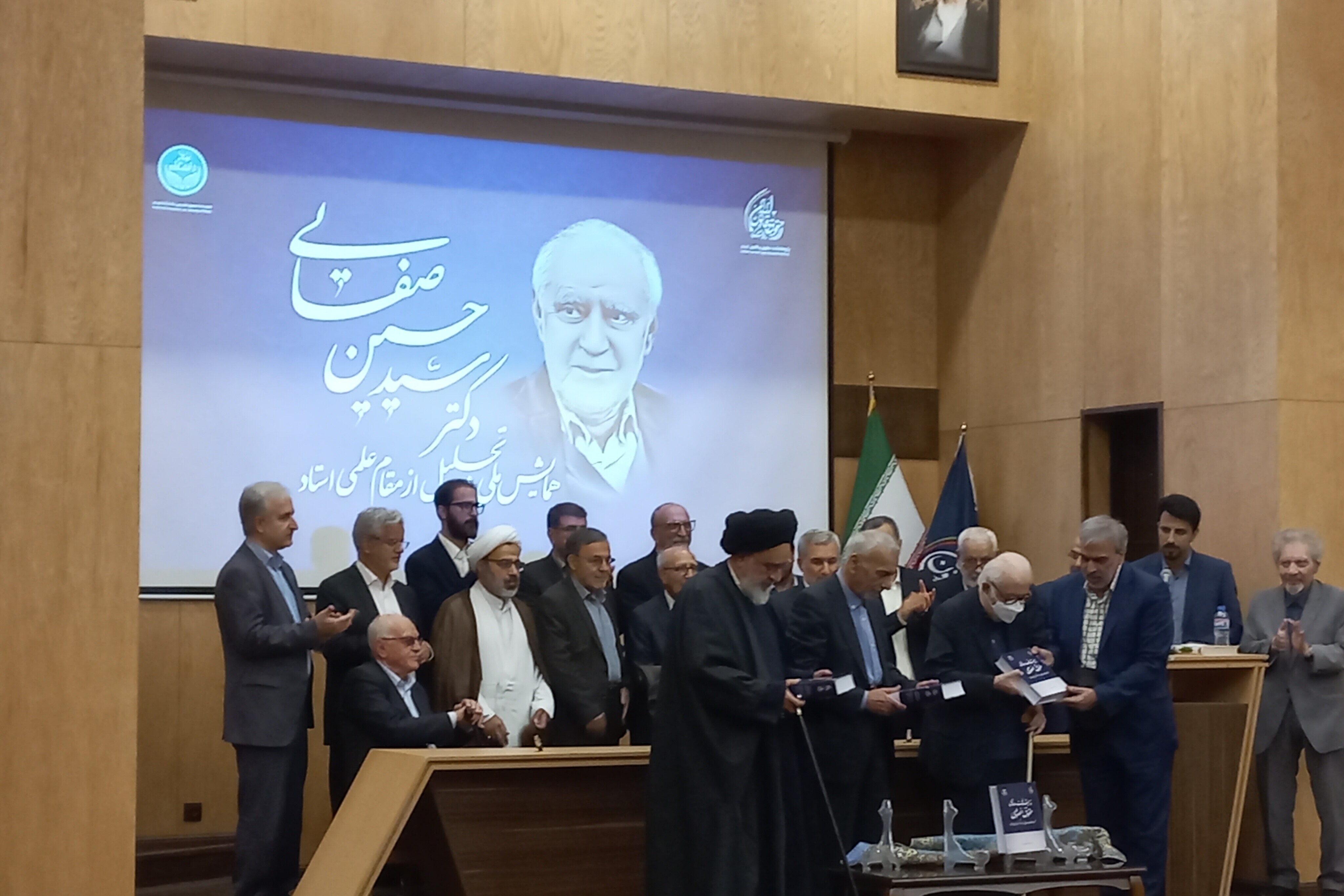 تجلیل از استاد دکتر حسین صفایی تجلیل از استاد دکتر حسین صفایی