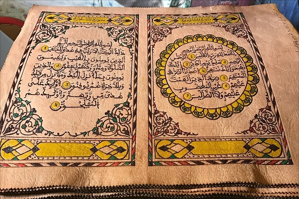 خلاقیت هنرمند معلول مراکشی در کتابت قرآن بر روی پوست بز