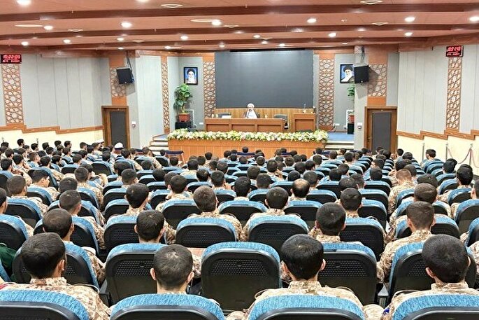 خدمت به خلق از راه‌های رشد انسان است