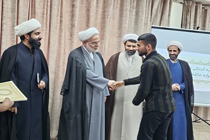 مسائل تاریخی و مباحث روز در اولویت پژوهش‌ها قرار گیرد