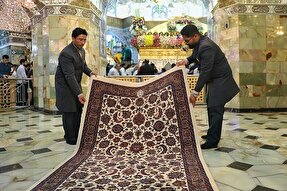 فیلم | خدمت‌رسانی خادمان واحد فرش حرم بانوی کرامت