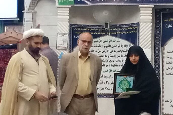 بانوی فعال قرآنی مسجد امام هادی(ع) خرم‎آباد تکریم شد