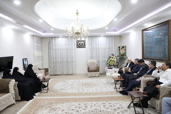 دیدار عارف با خانواده شهید رئیسی دیدار عارف با خانواده شهید رئیسی