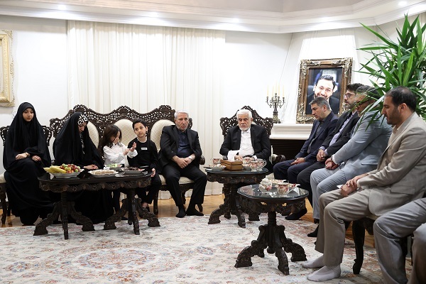 دیدار عارف با خانواده شهید رحمتی دیدار عارف با خانواده شهید رحمتی