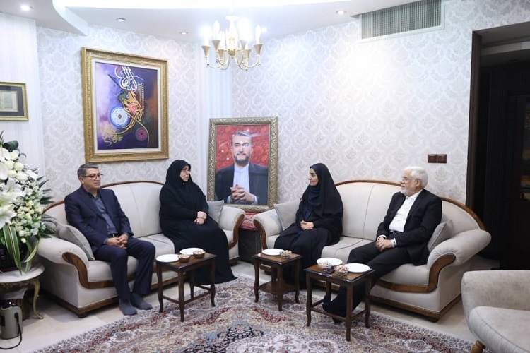 دیدار عارف با خانواده شهید امیر عبداللهیان