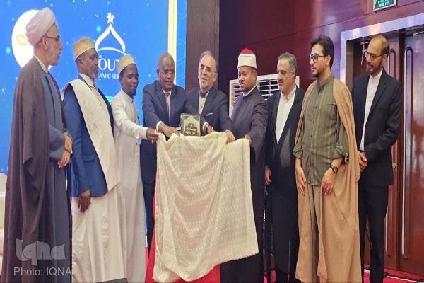 رونمایی از تفسیر نور استاد قرائتی به زبان سواحیلی رونمایی از تفسیر نور استاد قرائتی به زبان سواحیلی