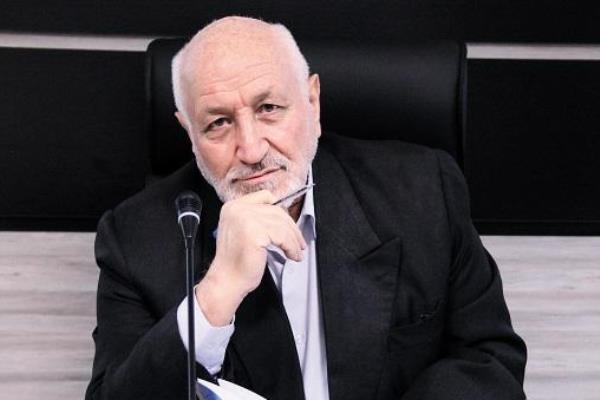 عبدالمجید فرائی «معمار انقلاب» را به امام(ره) تقدیم کرد