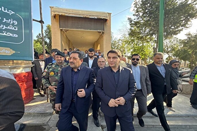 ادای احترام وزیر صمت به مقام شامخ شهدای کردستان