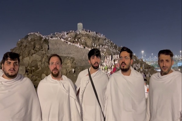 همخوانی اعضای گروه تواشیح نور در شب عرفه بر فراز جبل‌الرحمه + فیلم