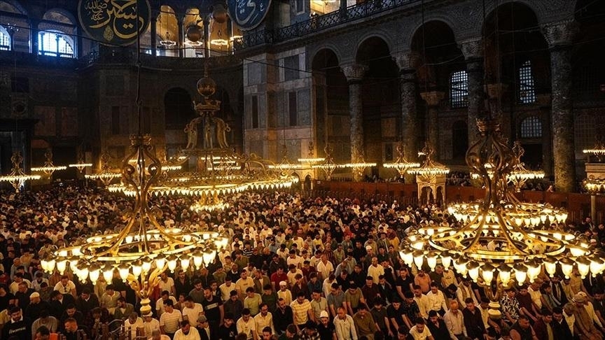 حضور مسلمانان ترکیه، آذربایجان و آلمان در نماز عید قربان