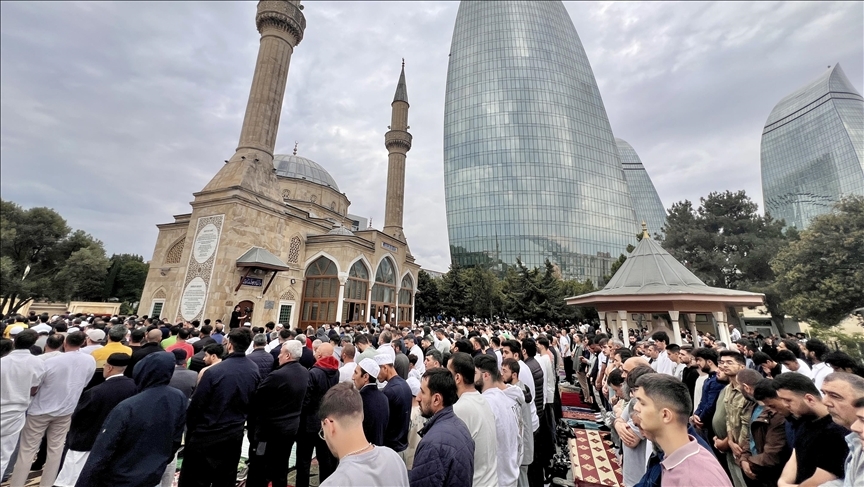 حضور مسلمانان ترکیه، آذربایجان و آلمان در نماز عید قربان