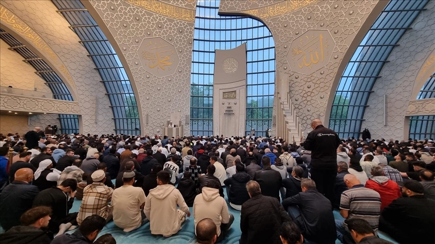 حضور مسلمانان ترکیه، آذربایجان و آلمان در نماز عید قربان