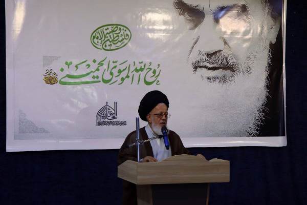 امام خمینی(ره) شجره طیبه‌ای بود که با نور ایمان جهان را بیدار کرد