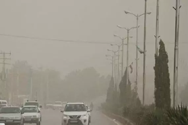 ادارات شهر کرمان به دلیل آلودگی هوا با تأخیر آغاز به‌کار کردند