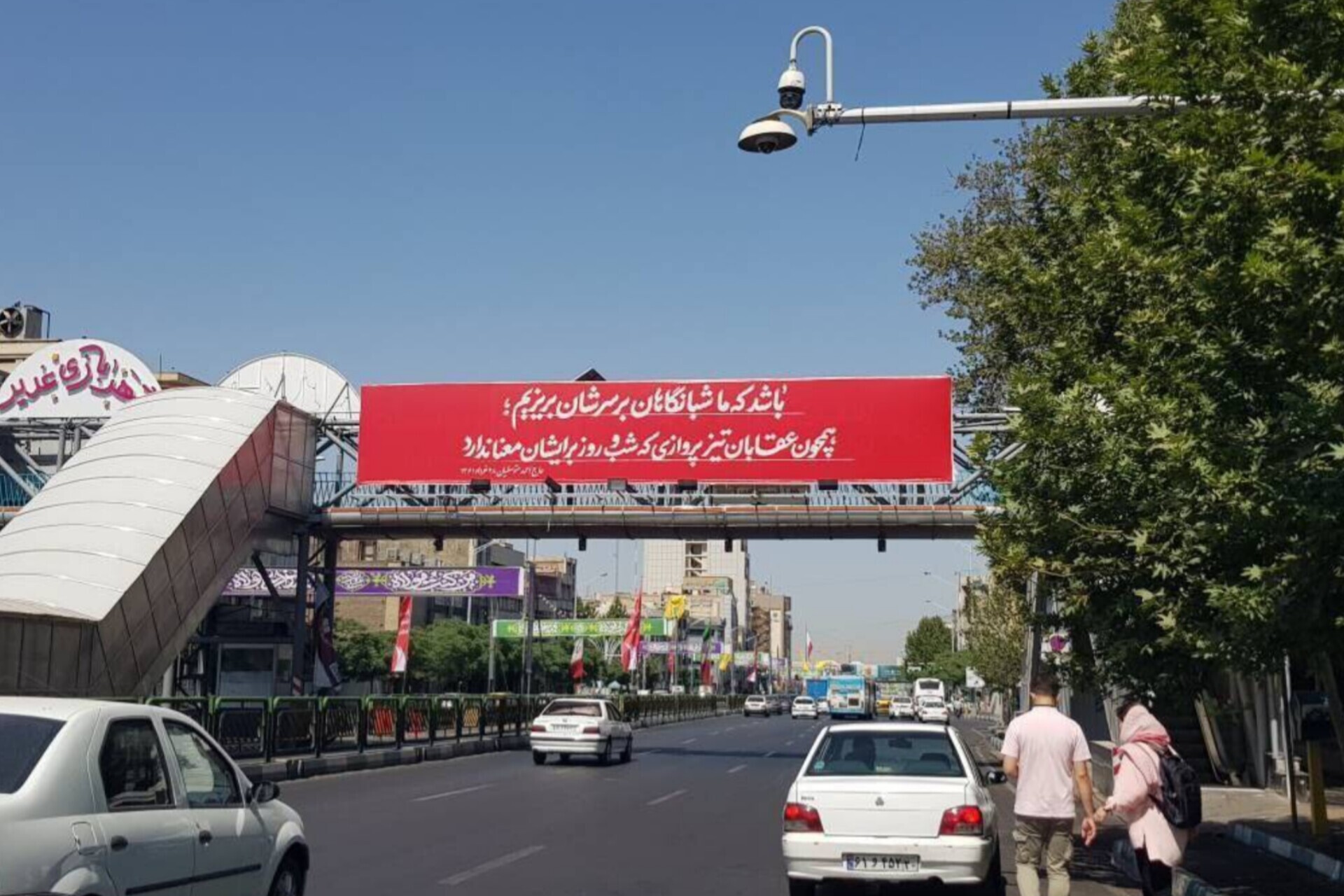 «شبانگاهان بر سرشان می‌ریزیم، همچون عقابان تیزپرواز»