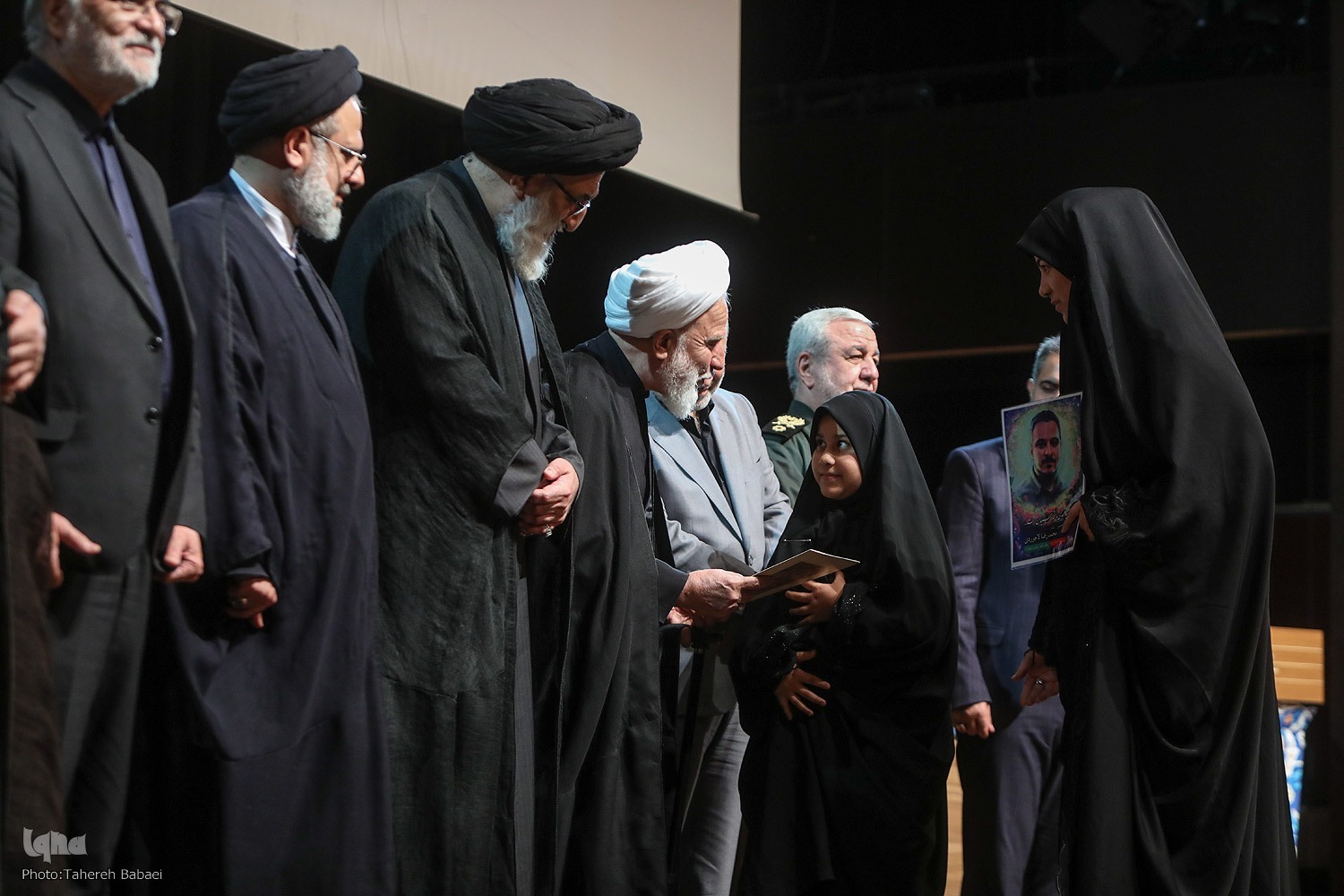 تجلیل از تعدادی از خانواده شهدای جنگ تحمیلی ۱۲ روزه