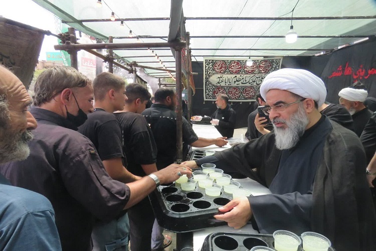 ارسال/  برپایی مراسم عزاداری عاشورا در حسینیه دفتر آیت‌الله فاضل لنکرانی(ره) 