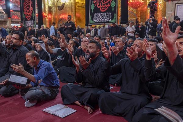 حضور پرشور زائران اباعبدالله(ع) در مراسم قرائت دعای کمیل در حرم حضرت عباس(ع) +عکس
