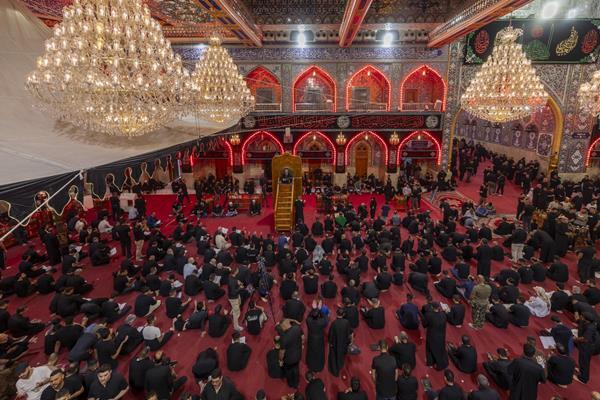 حضور پرشور زائران اباعبدالله(ع) در مراسم قرائت دعای کمیل در حرم حضرت عباس(ع) +عکس