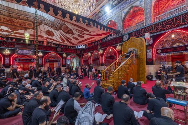 حضور پرشور زائران اباعبدالله(ع) در مراسم قرائت دعای کمیل در حرم حضرت عباس(ع) +عکس