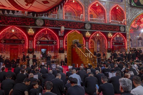 حضور پرشور زائران اباعبدالله(ع) در مراسم قرائت دعای کمیل در حرم حضرت عباس(ع) +عکس
