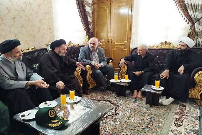 عکس | دیدار نماینده ولی فقیه در لرستان با خانواده‌های شهدای بروجردی