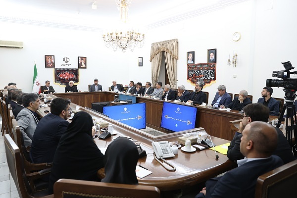 عارف در جلسه‌ با مدیران بنگاه‌های زنجیره توزیع مایحتاج عمومی