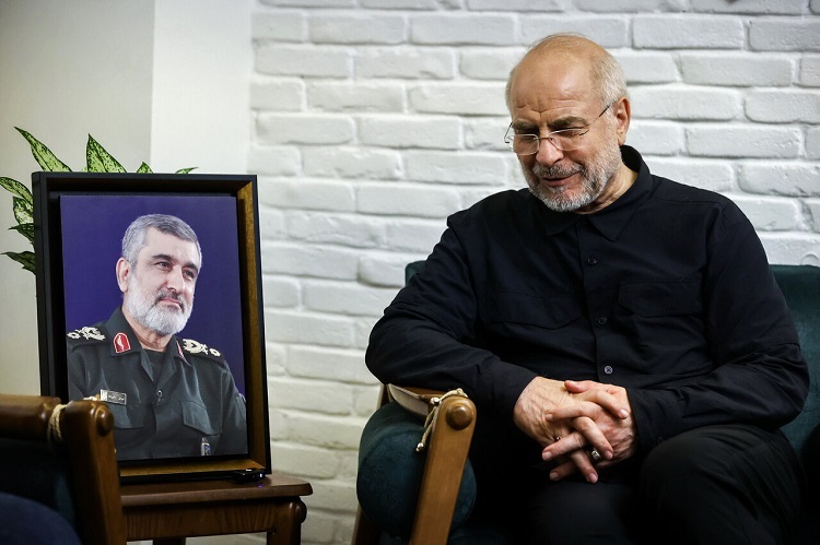 قالیباف در دیدار خانواده سردار شهید حاجی‌زاده