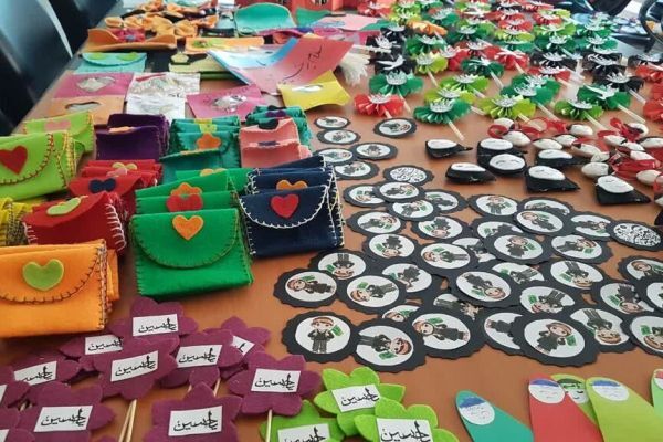 اهدای دست‌سازه‌های پویش «هدیه خوبان» به زائران اربعین